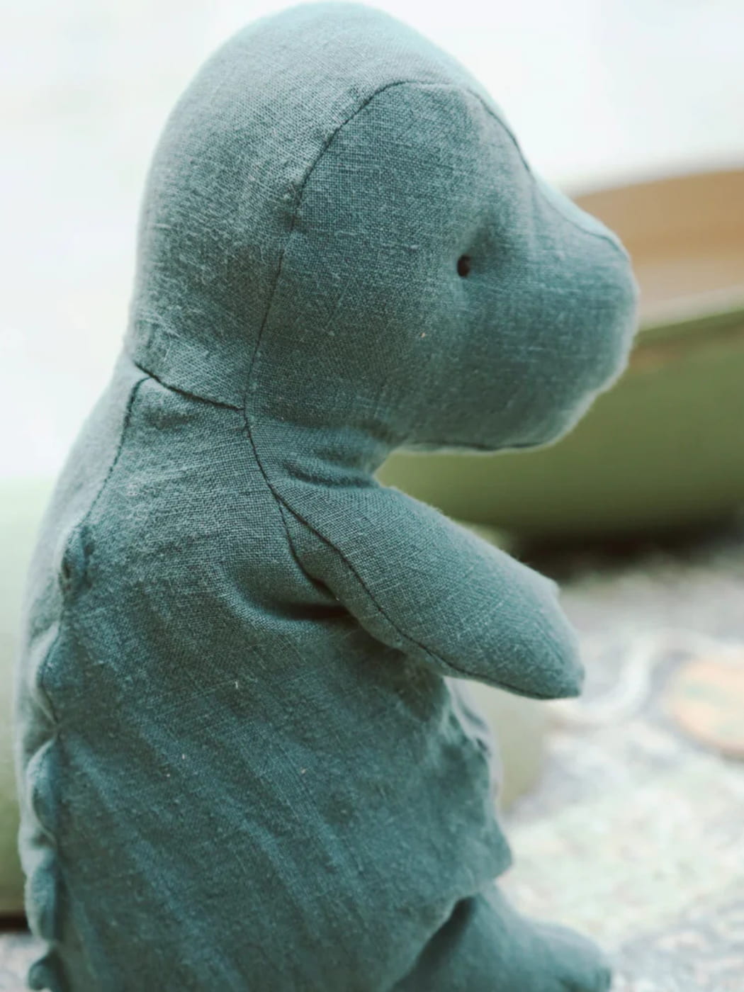Gantosaurus im Ei – kleines dunkles Benzin